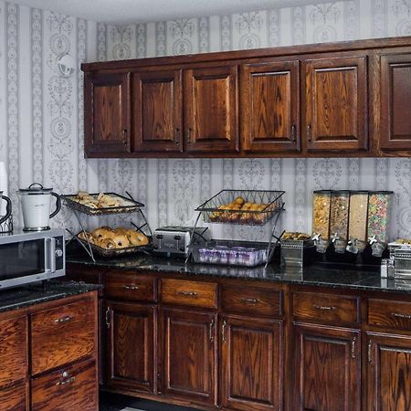 Baymont By Wyndham Cleveland Motel Екстериор снимка